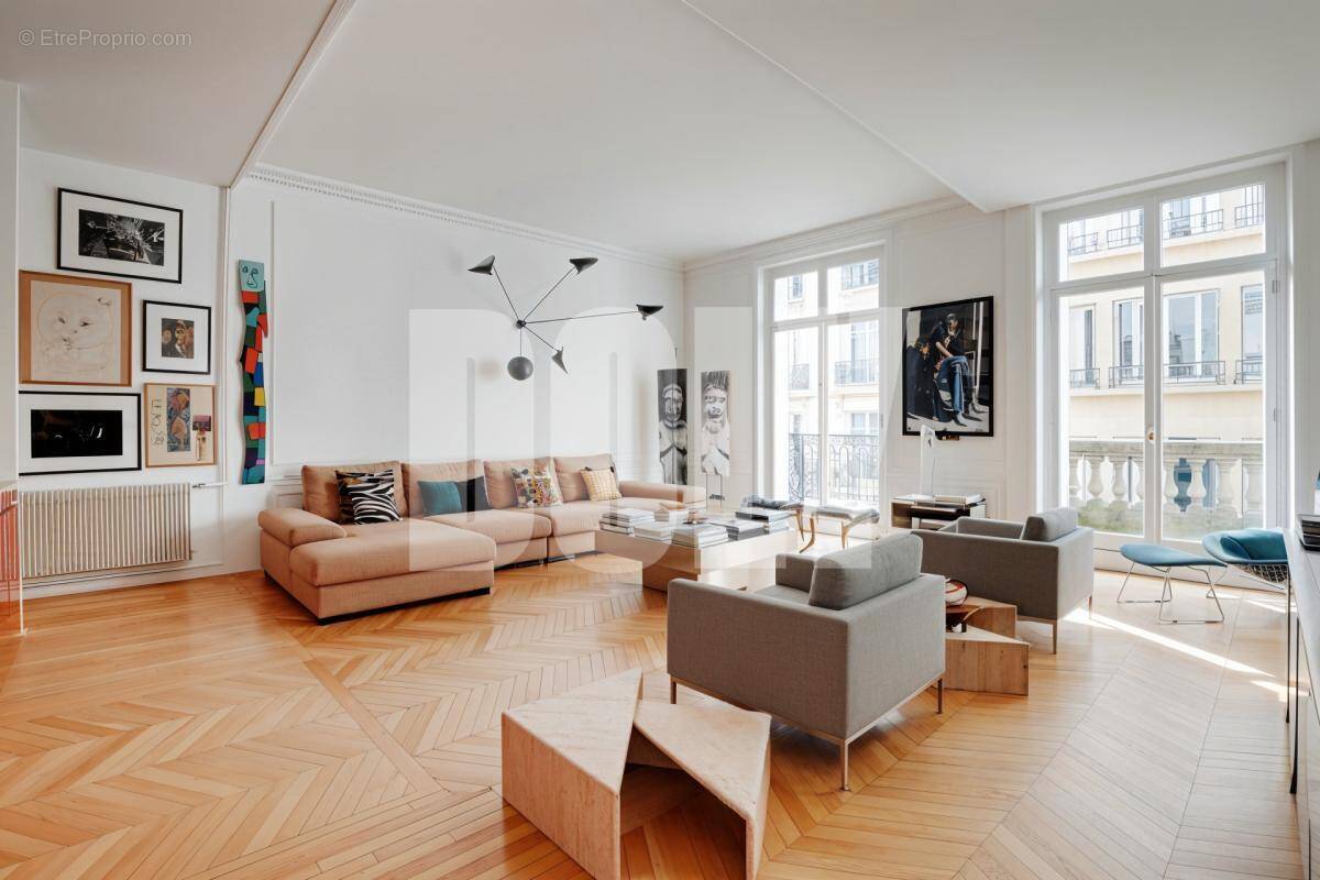 Appartement à PARIS-16E