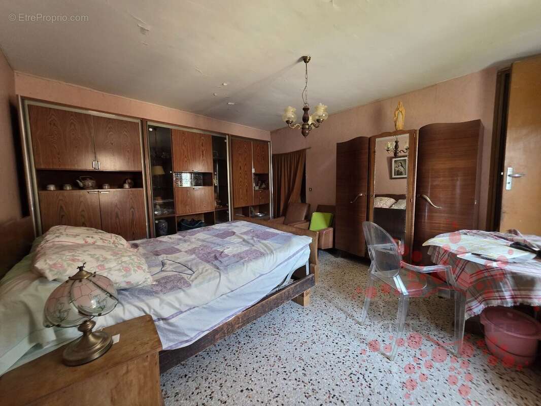 Maison en pierre avec cour et dépendances - photo 11