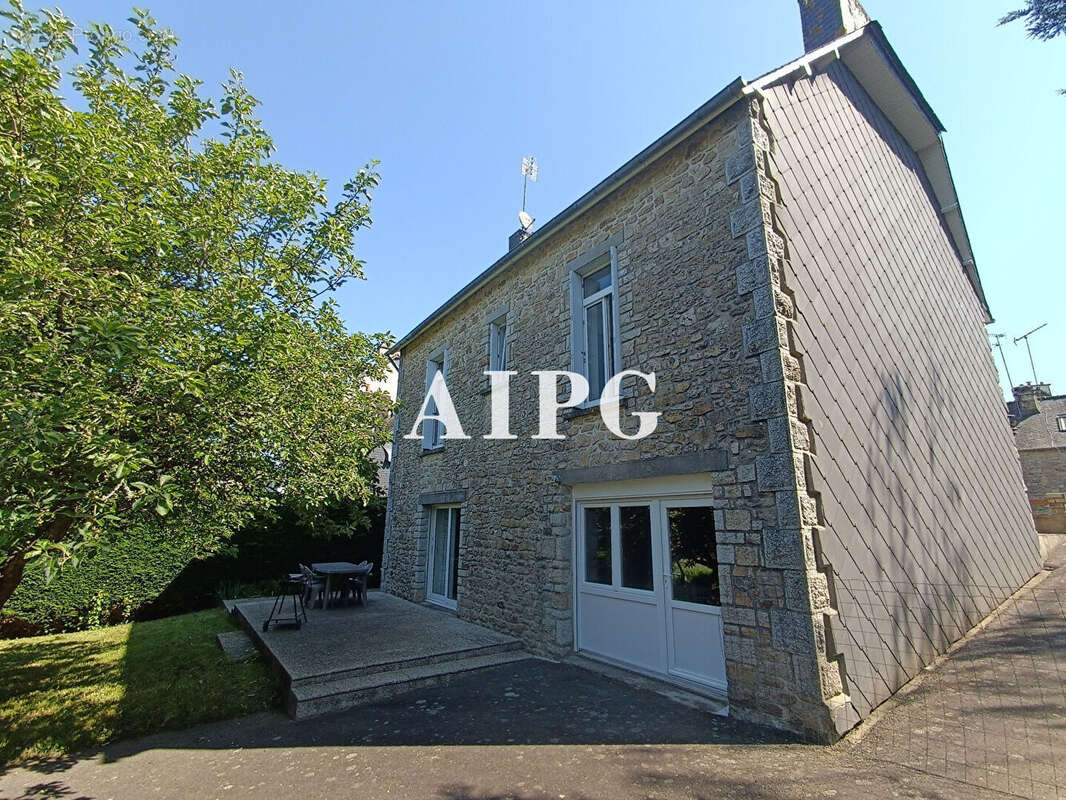 Maison à SAINT-NICOLAS-DU-PELEM