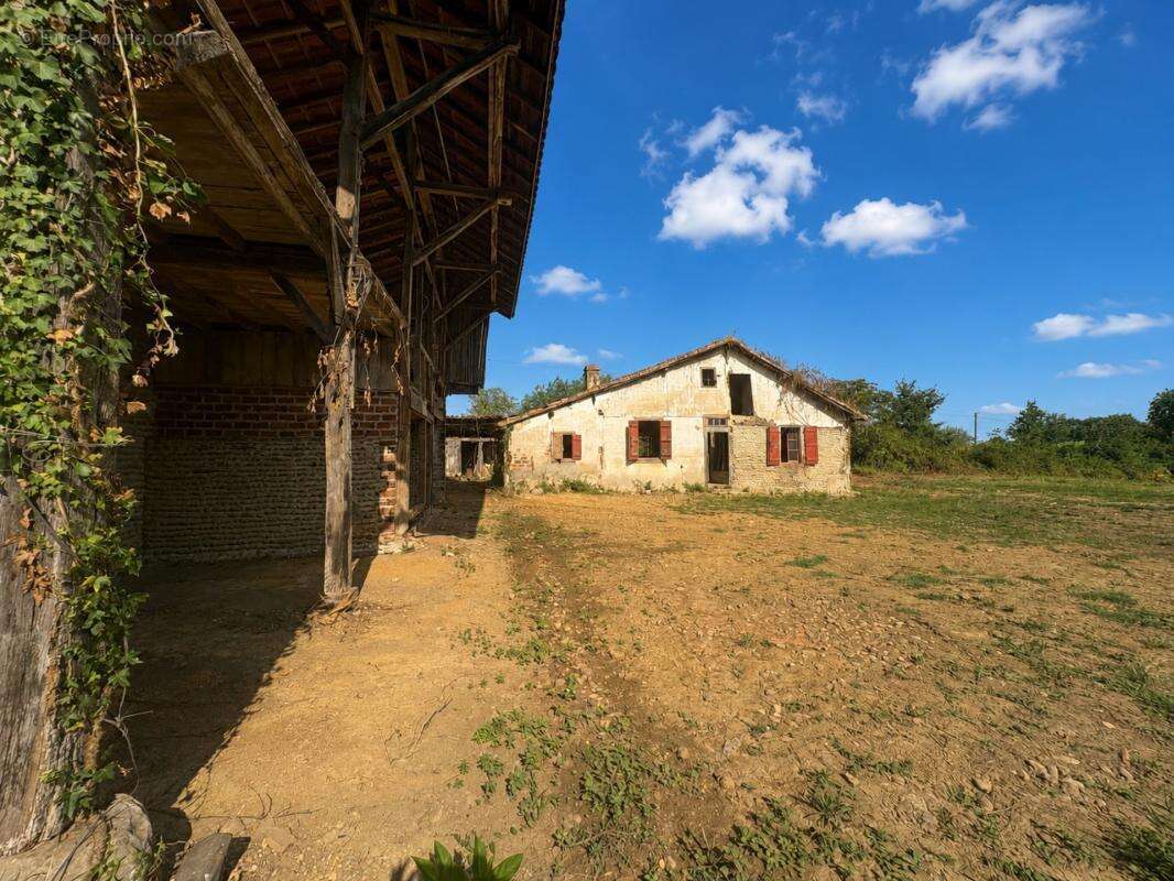 Maison à rénover avec dépendances et 16 870m2 de terrain Proche de AIRE SUR L'ADOUR (40) - photo 2