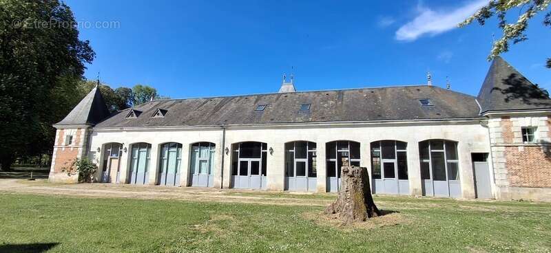 Château du XVIIIème à 1h10 de Paris. Conçu pour accueillir activités professionnelles et vie familiale indépendante - photo 3
