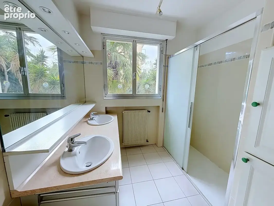 Vence   à 5 minutes à pied du centre-ville, spacieux 3 pièces avec vue mer, terrasses et garage fermé - photo 11