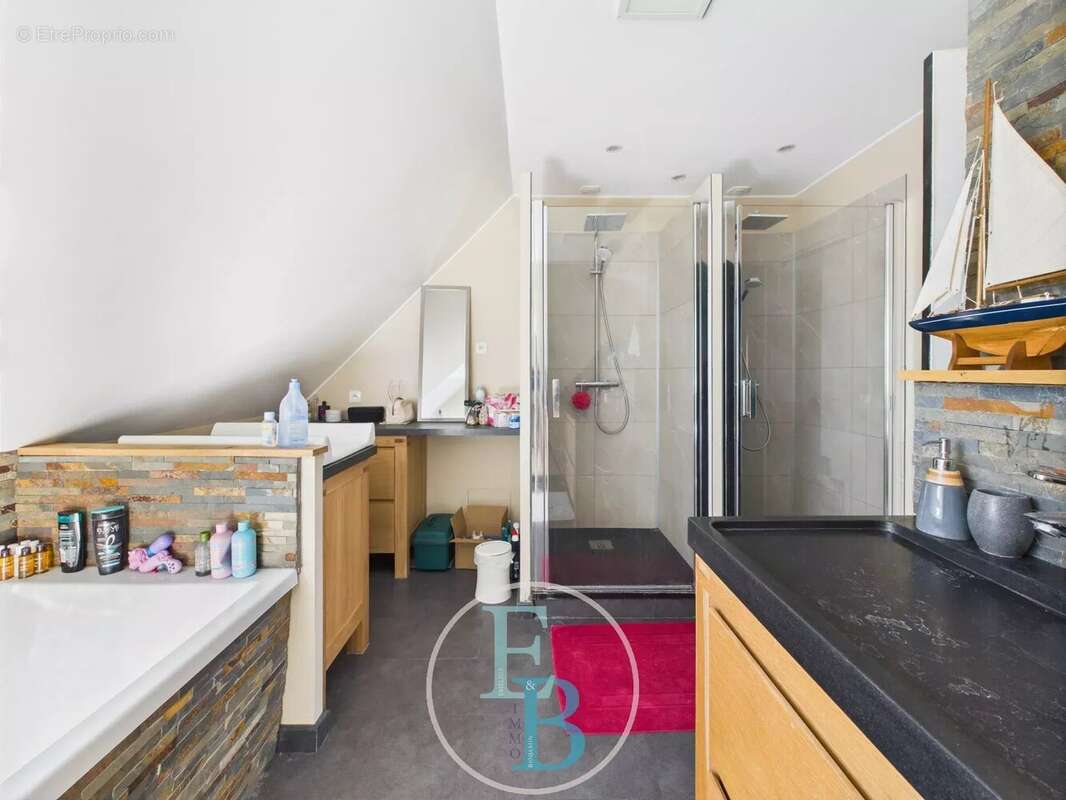 Maison - 235m2 - T8 - photo 15