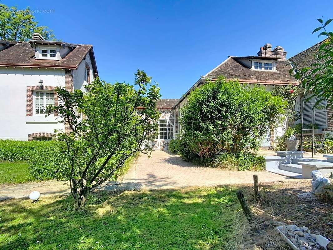 Maison à CHERISY