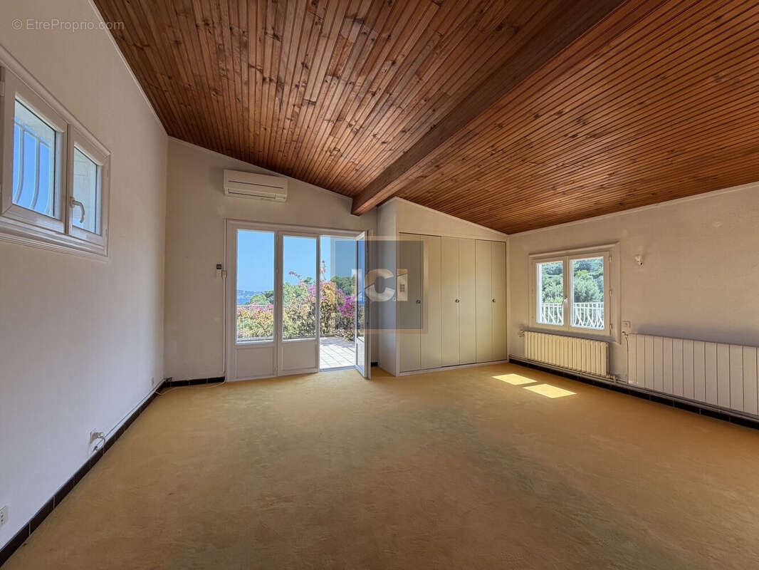 Maison 175 m² à Grimaud  - photo 4