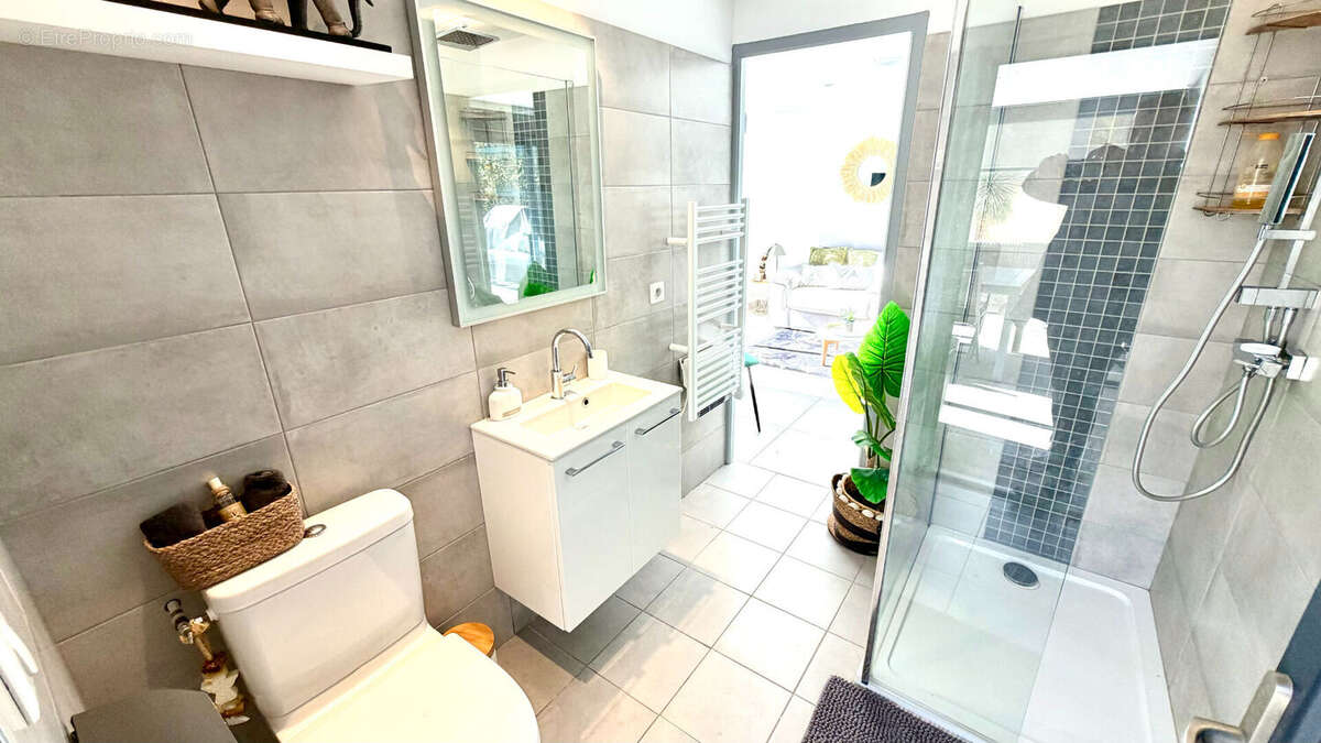 Maison à ENTRAIGUES-SUR-LA-SORGUE