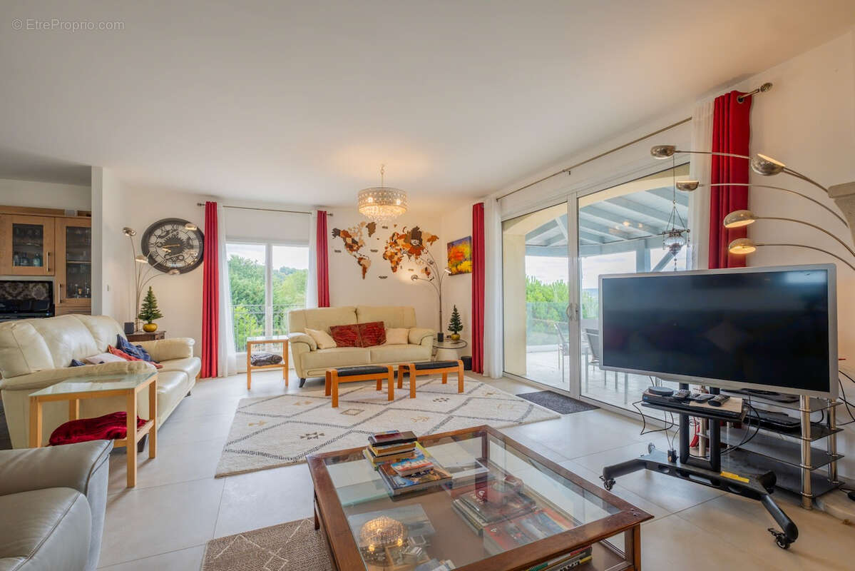 Maison de prestige d'environ 423m2 avec vue panoramique, piscine, gîte indépendant de 80m2 et prestations haut de gamme dans le  - photo 7