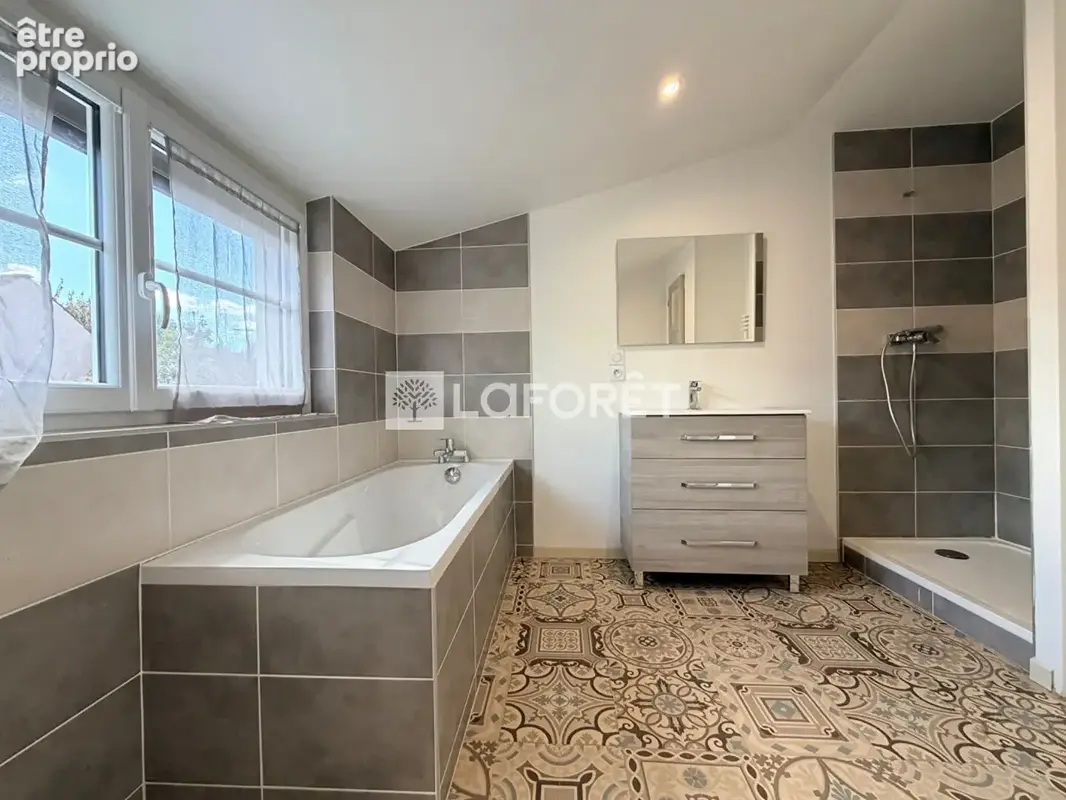 Maison rénovée de 115 m², 4 chambres, sous-sol total et jardin arboré - photo 11