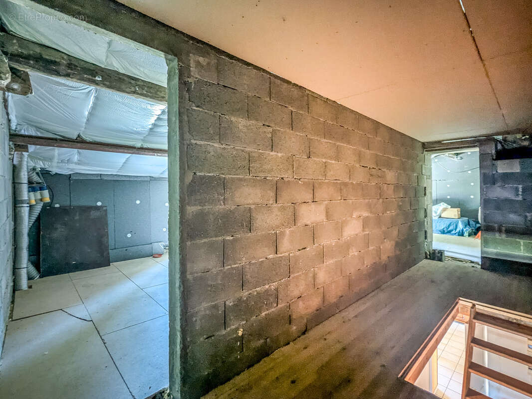 Maison 131 m2, potentiel 250 m2, garage, terrain constructible 3200 m2 - photo 13