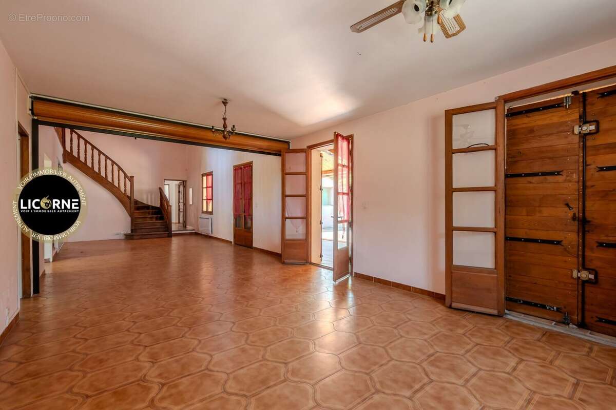 Maison 523 m² à Meyrargues  - photo 8