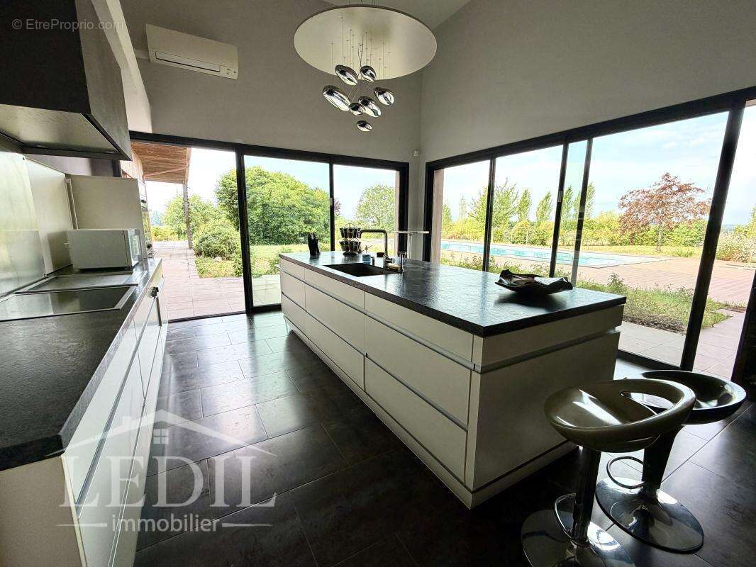 Belle propriété av garage, piscine et terrain clos - photo 10