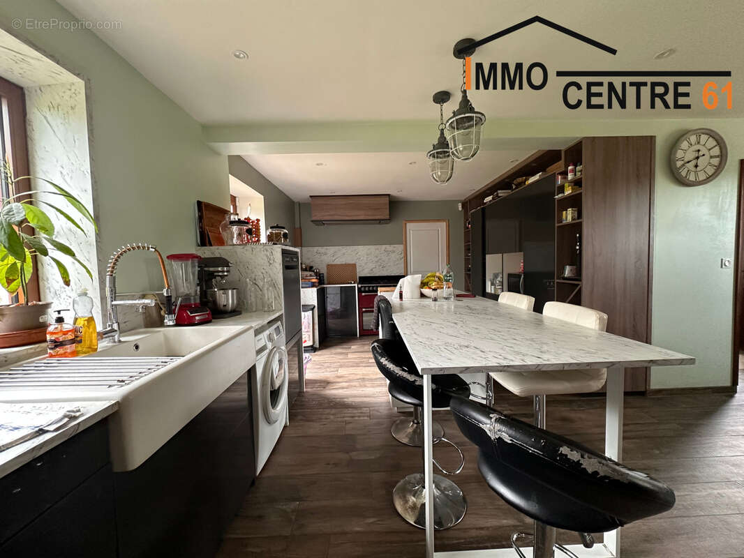Maison d'architecte 5 chambres et un gîte de 64m2 sur un terrain de 5527m2 arboré. - photo 7
