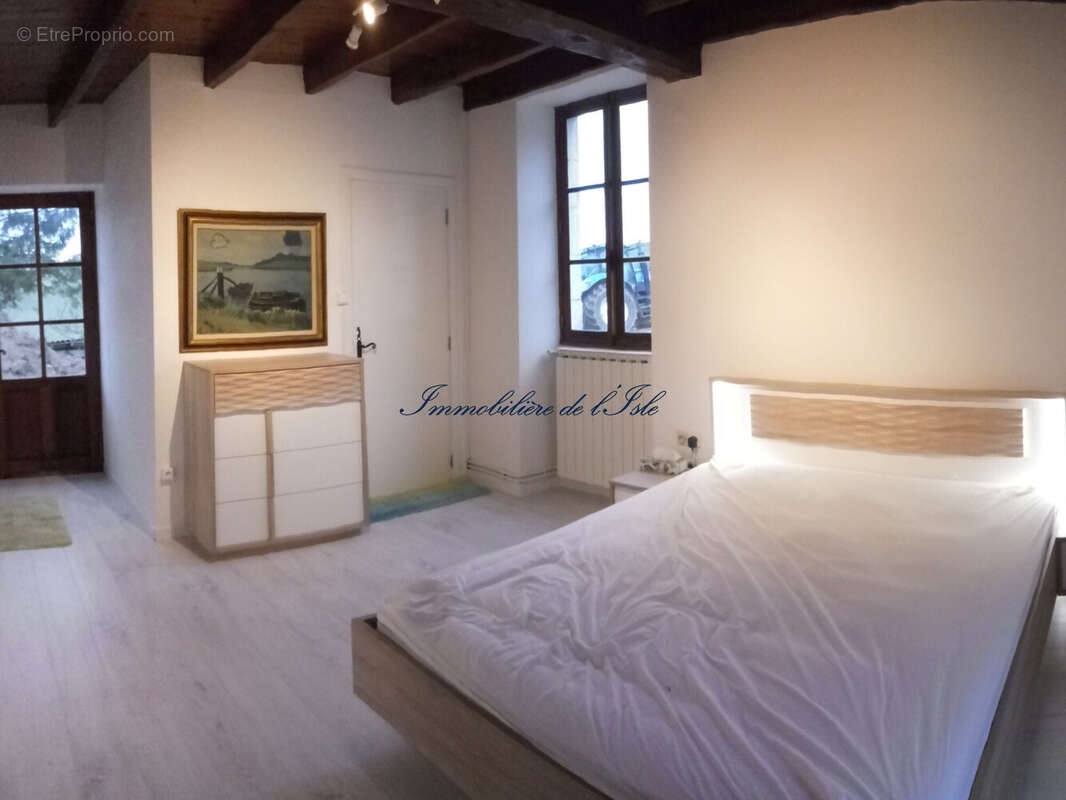 Maison à NANTEUIL-AURIAC-DE-BOURZAC