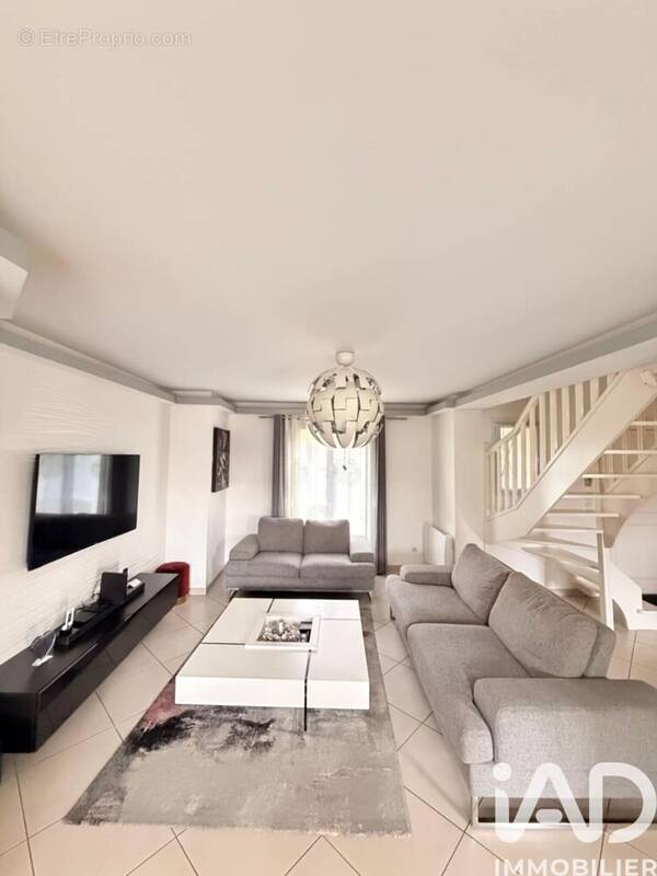 Photo 1 - Maison à VALLANGOUJARD