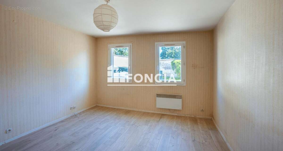 Appartement à LE MESNIL-SAINT-DENIS
