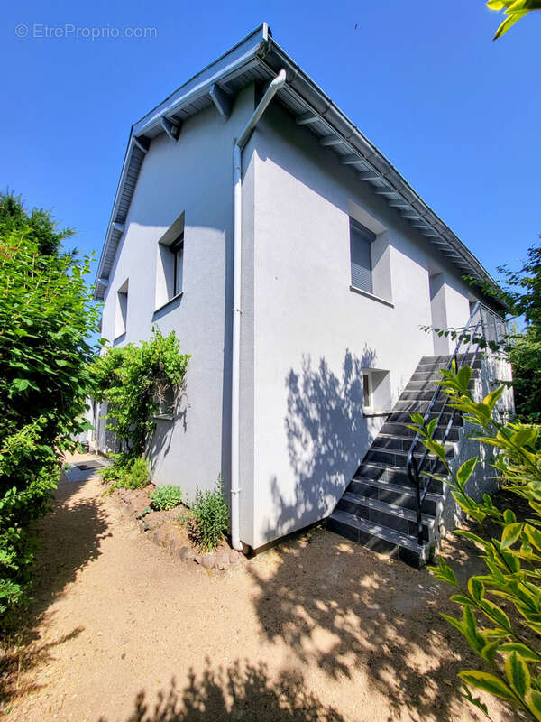 Maison familiale rénovée avec terrain arboré dans un secteur recherché de Polignac - photo 3