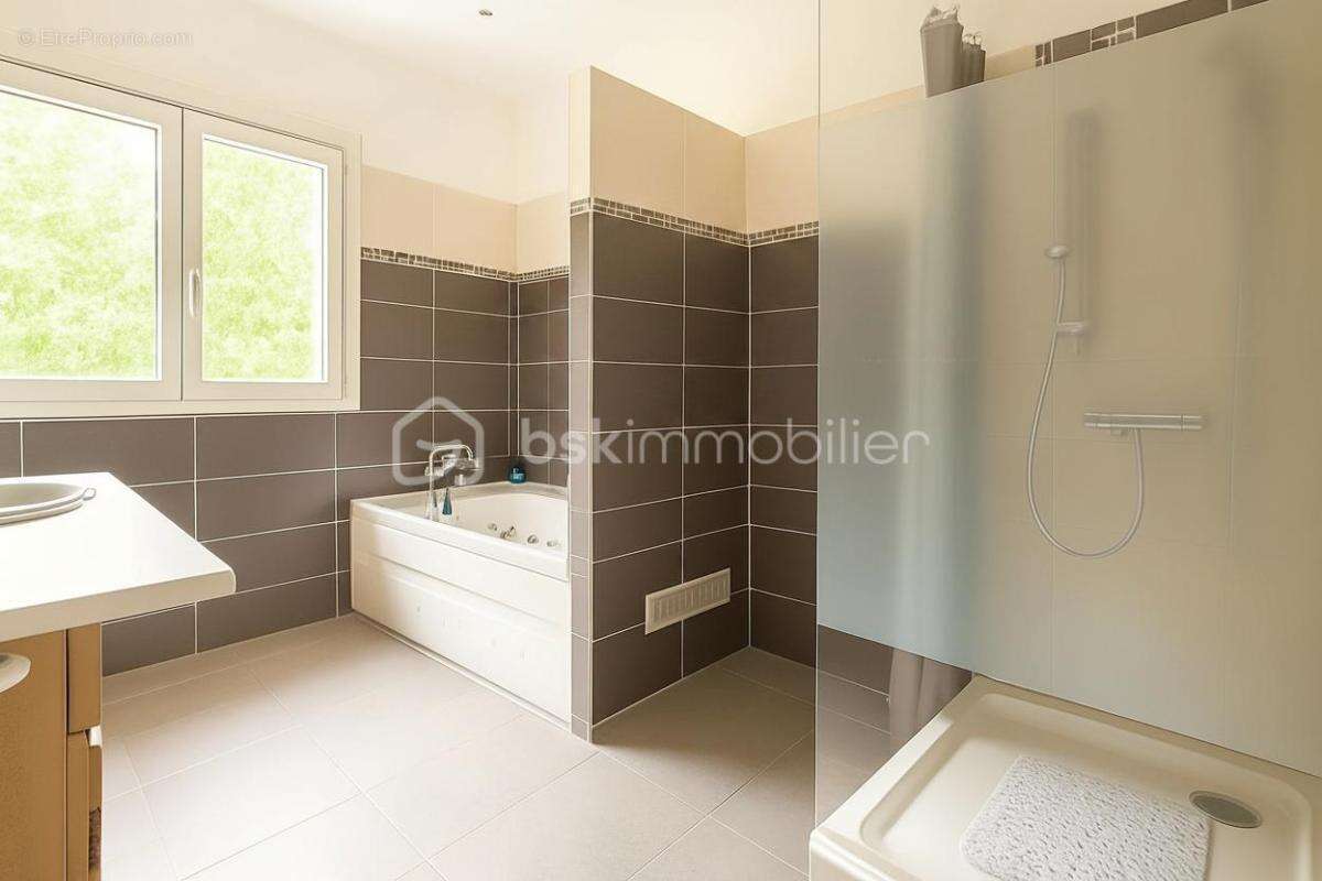 BEAU PLAIN-PIED 4 chambres - 1600m² Terrain Arboré - photo 8