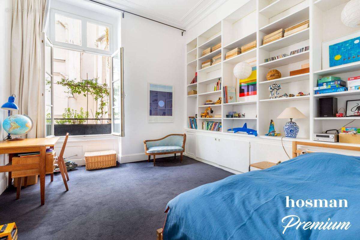 Appartement rénové de 145 m² – Volumes remarquables et double exposition - Paris I - photo 9
