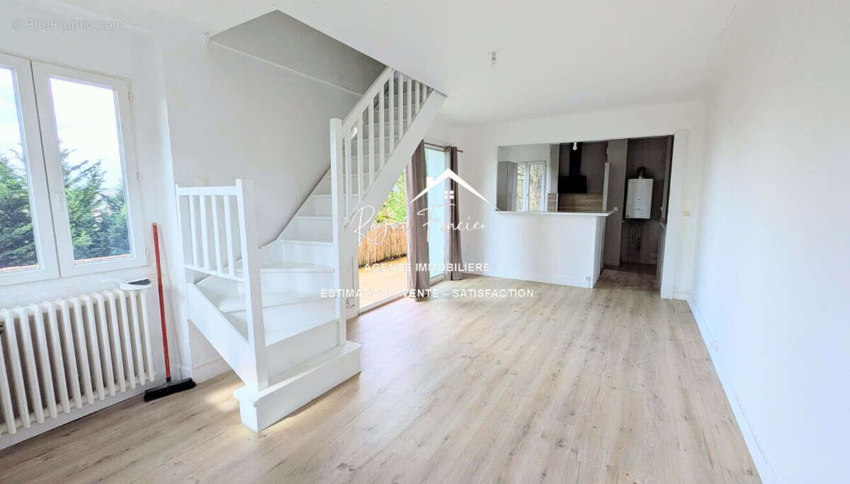 Séjour lumineux avec balcon - Maison à CHATELLERAULT