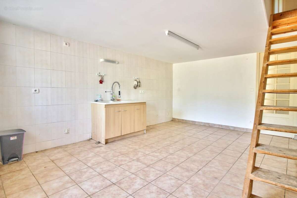 Maison de 90 m² à rénover, 1 chambre - photo 4