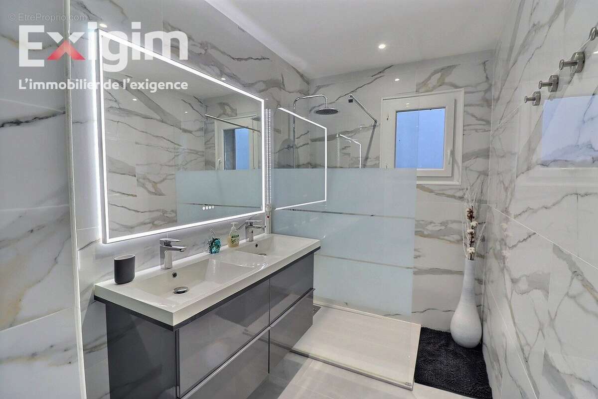 Maison à LE CRESTET