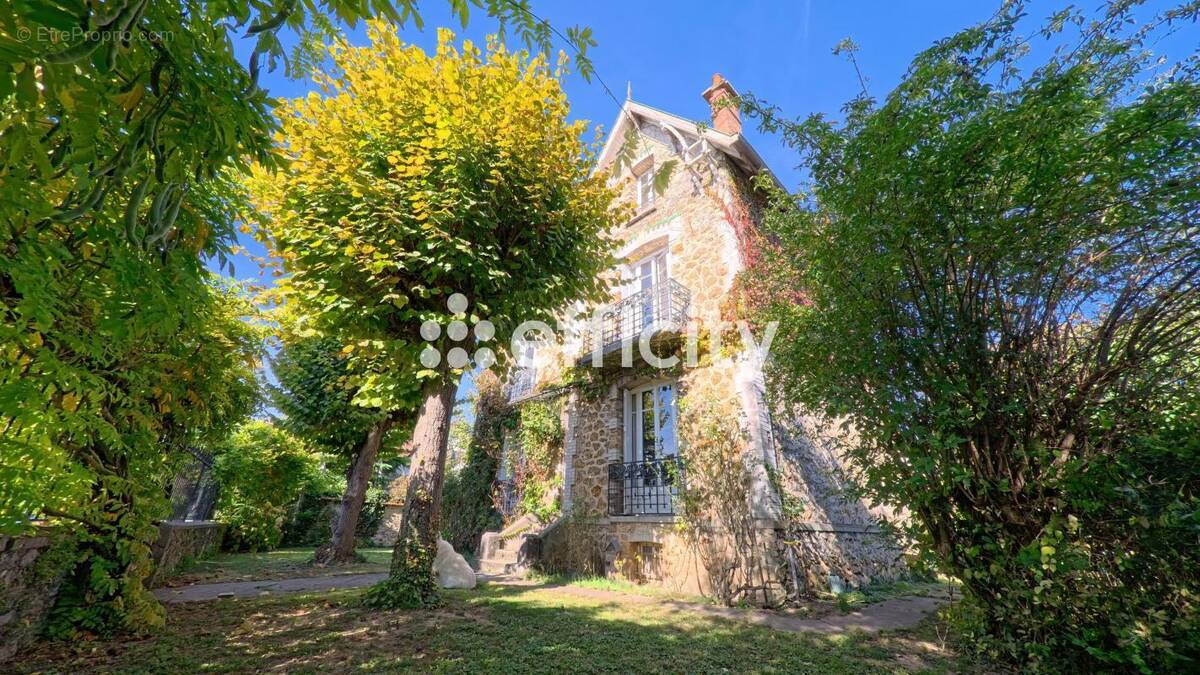 Maison à CHENNEVIERES-SUR-MARNE