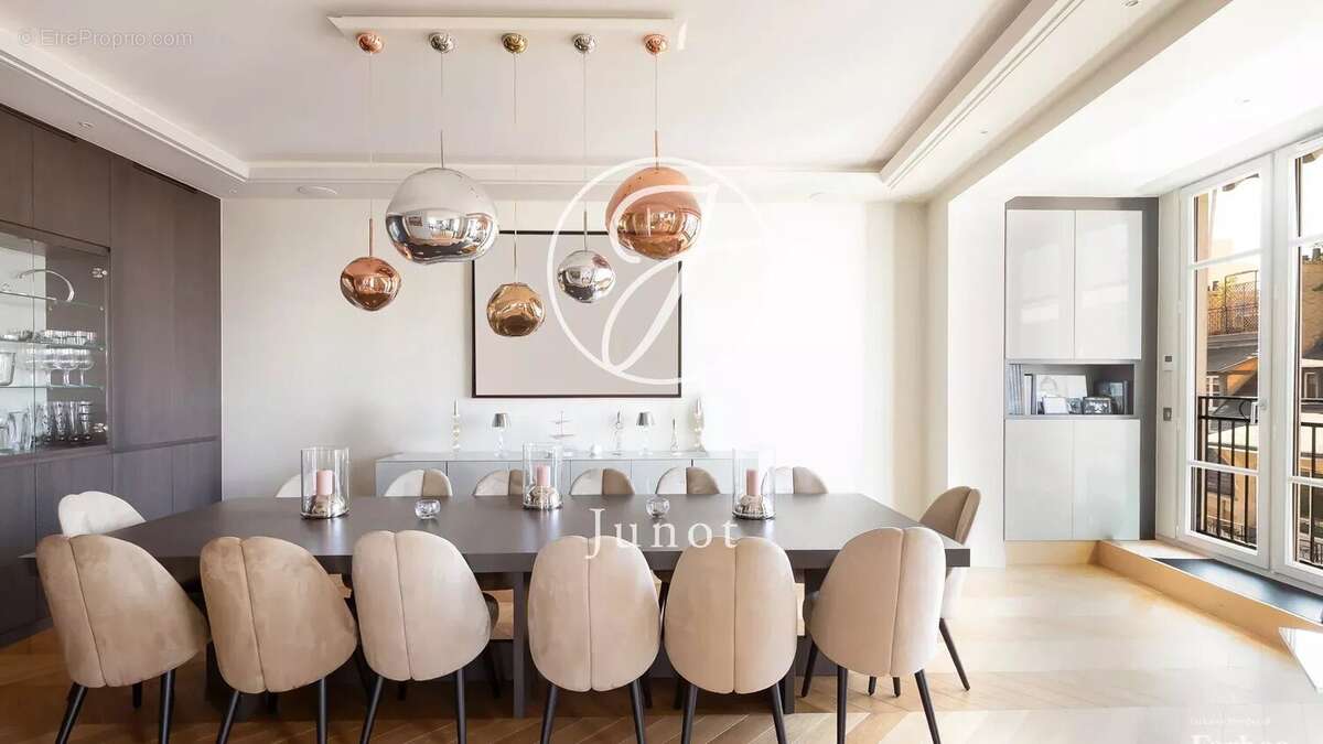 Appartement à PARIS-16E
