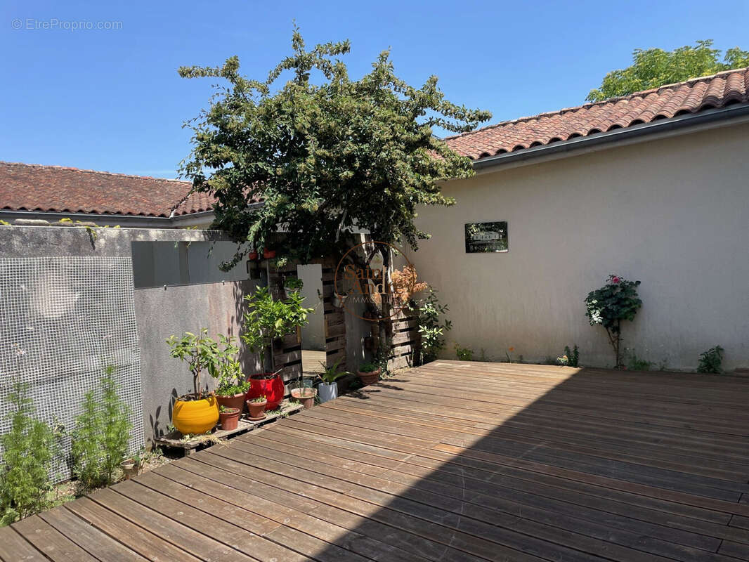 Maison 268 m² à Angouleme  - photo 2
