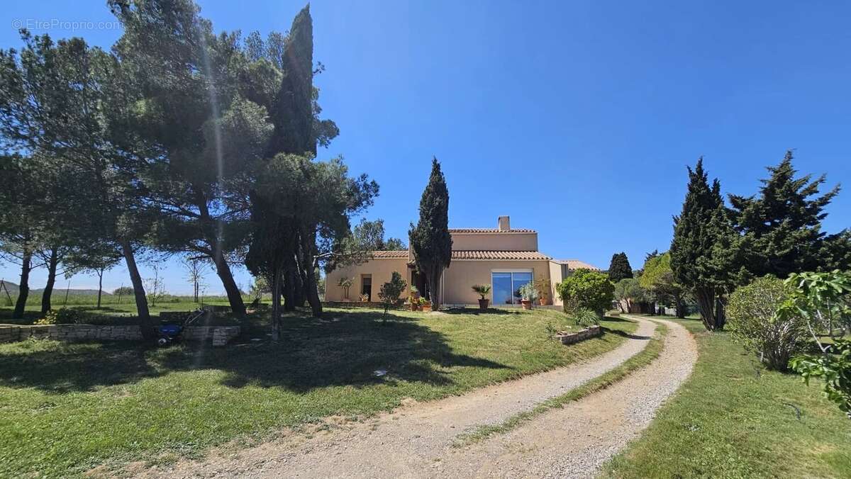 VILLA sur + de 7400m2 de terrain avec PISCINE - photo 7