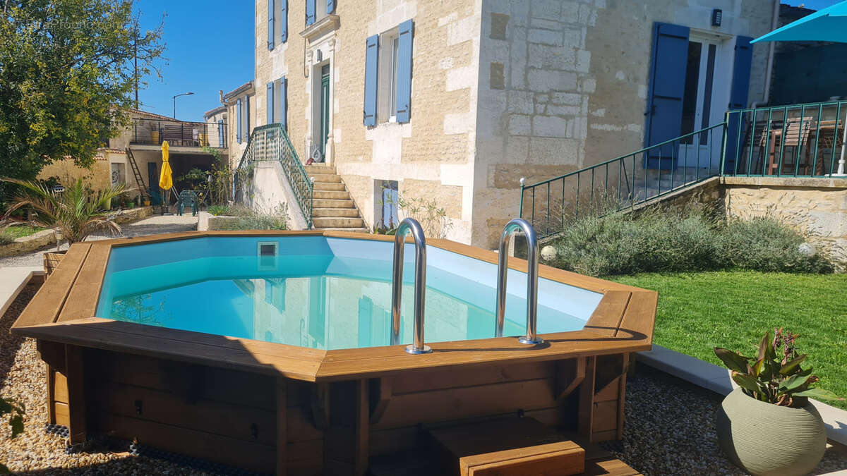 Maison à SAINT-GENIS-D&#039;HIERSAC