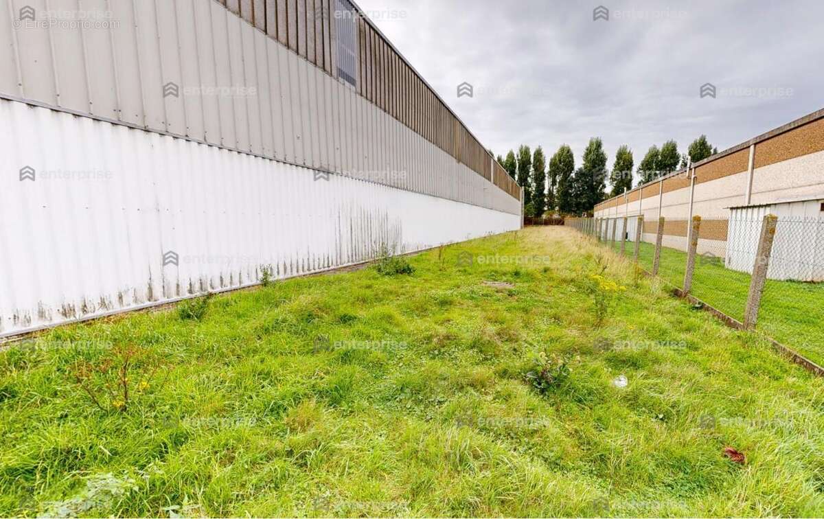 A vendre - batiment d'activites - 2.160m2 - parcelle independante de 5.000m2 - photo 7