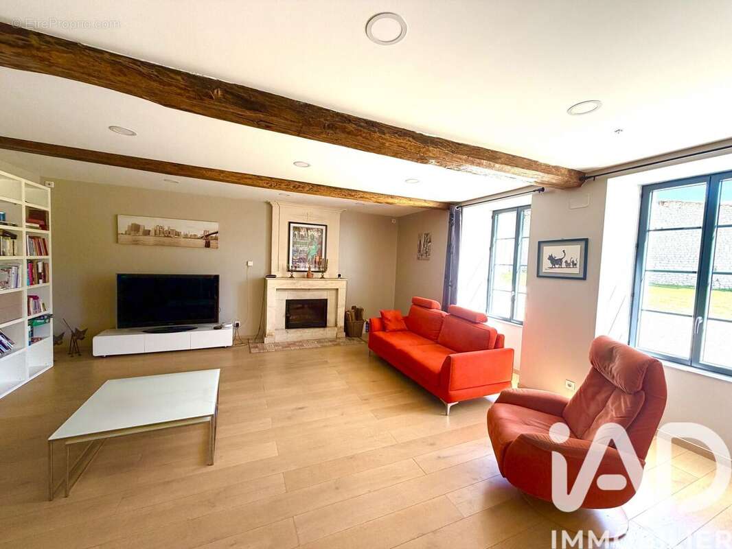Maison 234 m² à Challignac  - photo 6