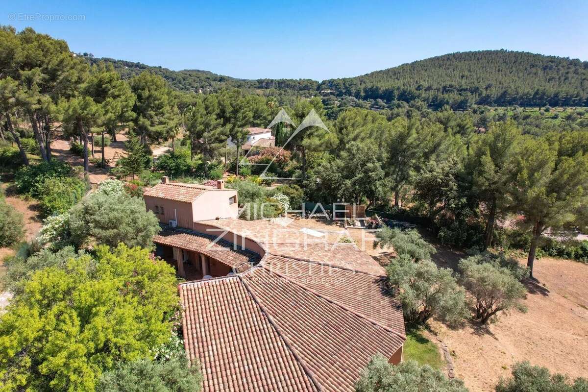 Exclusivité Propriété avec 3 villas, piscine et tennis - photo 15