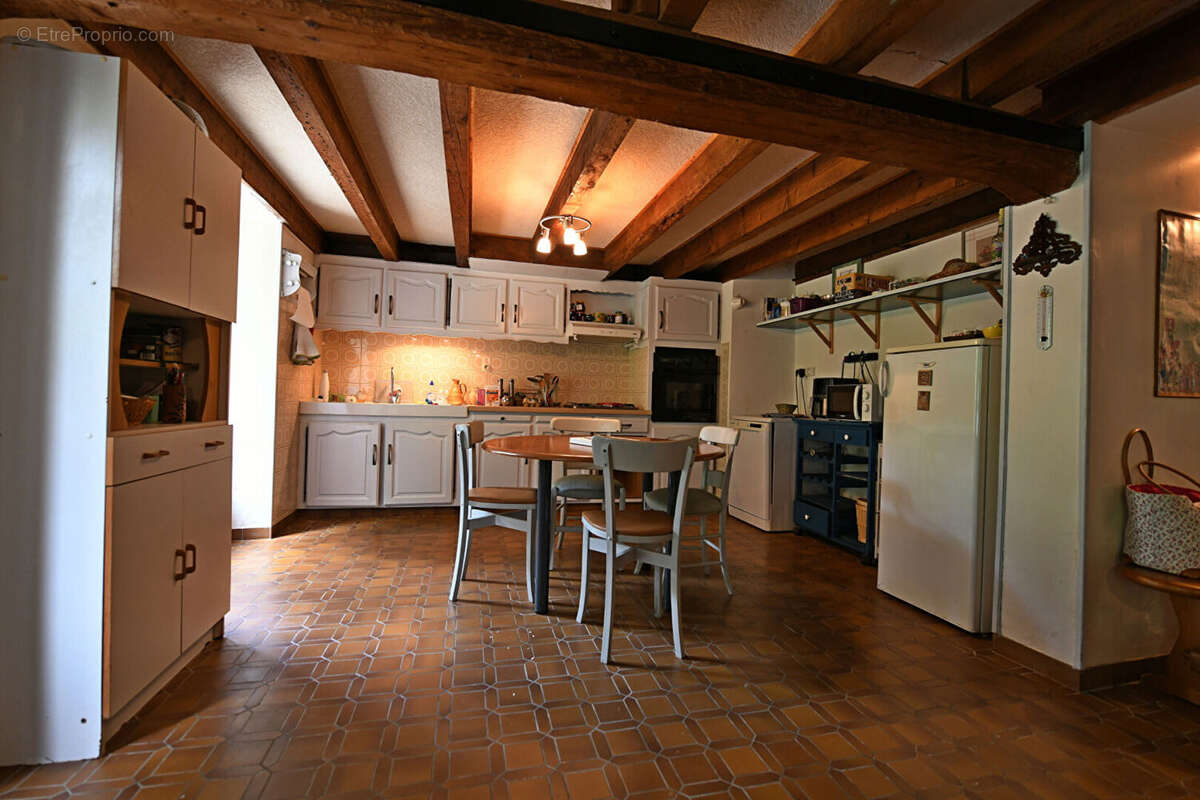 Maison de charme avec beau potentiel ! - photo 4