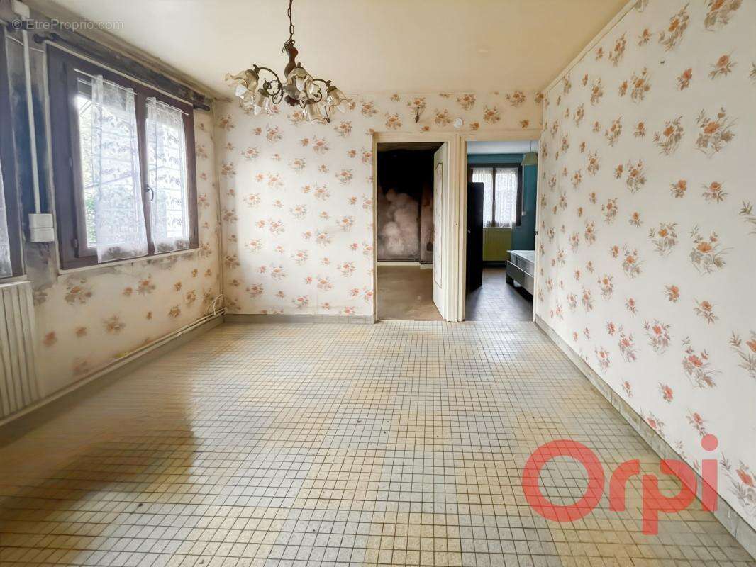 Maison à AINAY-LE-CHATEAU