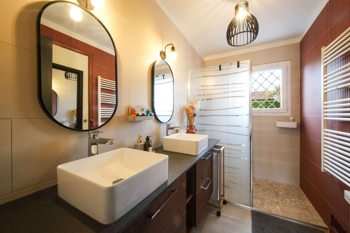 Derrière son portail se cache une belle surprise… Une villa de plain-pied entièrement rénovée, tournée vers un jardin paysager e - photo 9