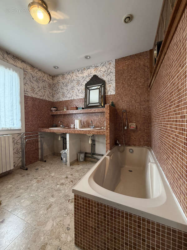 Maison à LA ROCHE-CHALAIS