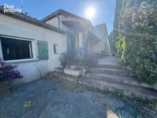 Maison familiale de 205m2 sur un terrain entièrement clos de 2200m2 - photo 2