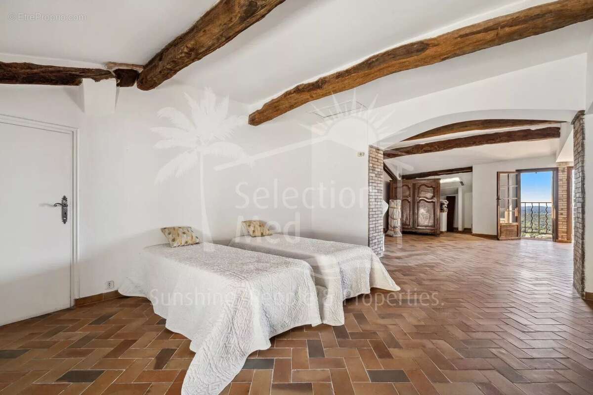 Appartement à CHATEAUNEUF-GRASSE
