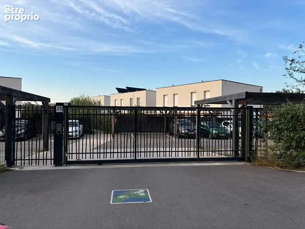 Place  de Parking louer/  Meyzieu - photo 2