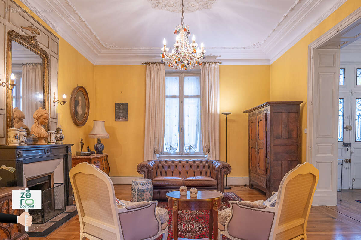 Maison de maître du XIX? siècle : un joyau rare en plein cœur de La Roche-sur-Yon - photo 4