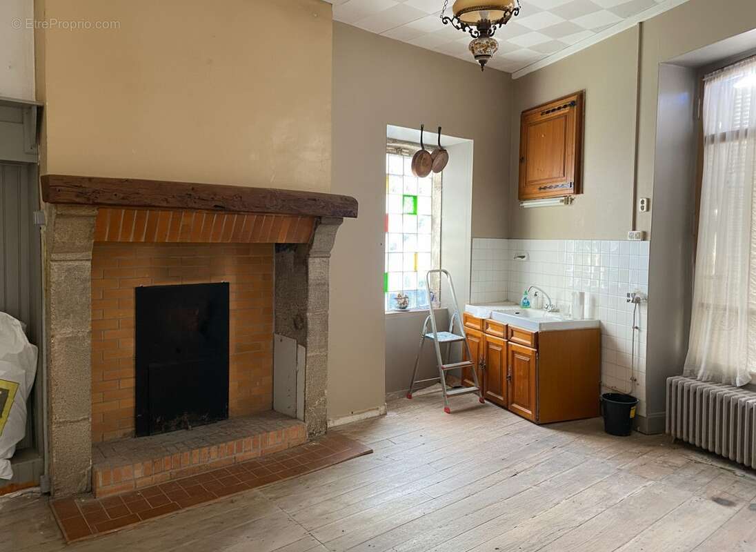 Maison à EYMOUTIERS