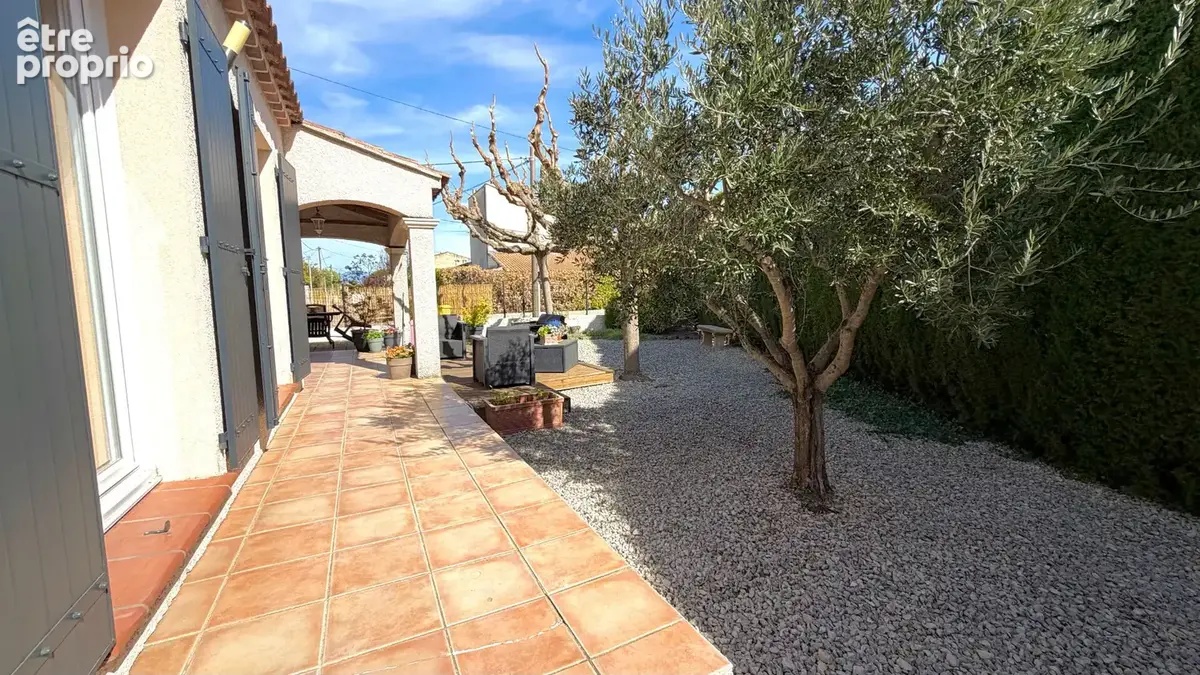 Villa de plain pied sur 442 m² de terrain, clos, arboré et paysagé. - photo 14