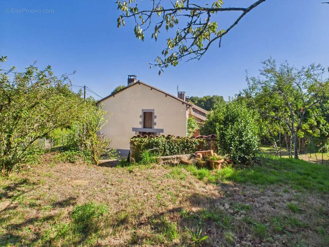 Maison à PIEGUT-PLUVIERS