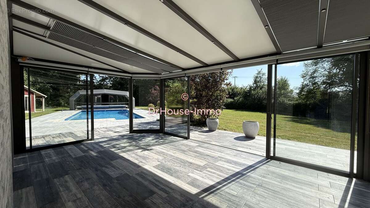 Maison 217 m² à La Vendue-Mignot  - photo 13