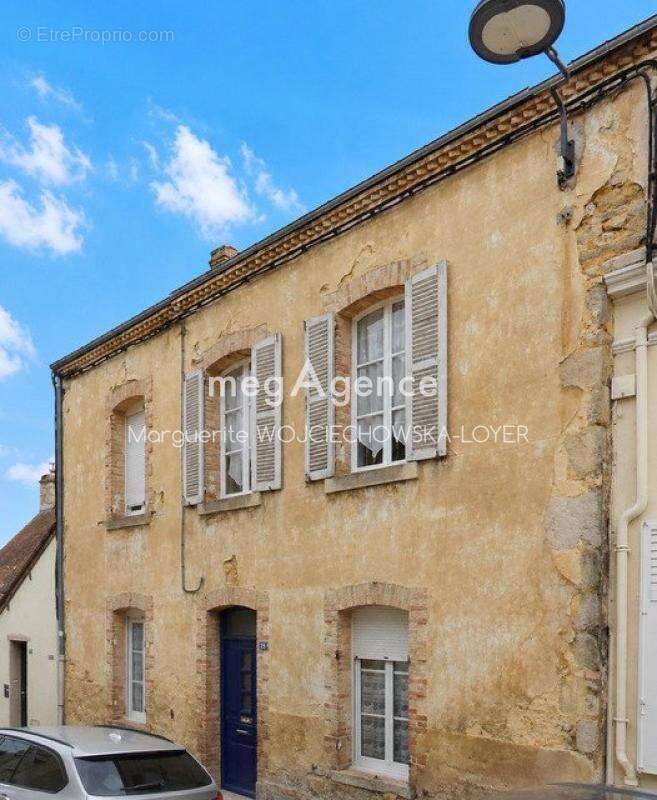 Maison de ville en pierre avec double garage - Fort potentiel - photo 3