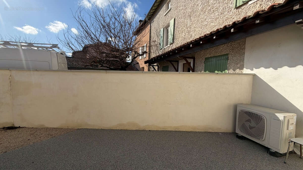 Appartement à GREZIEU-LA-VARENNE