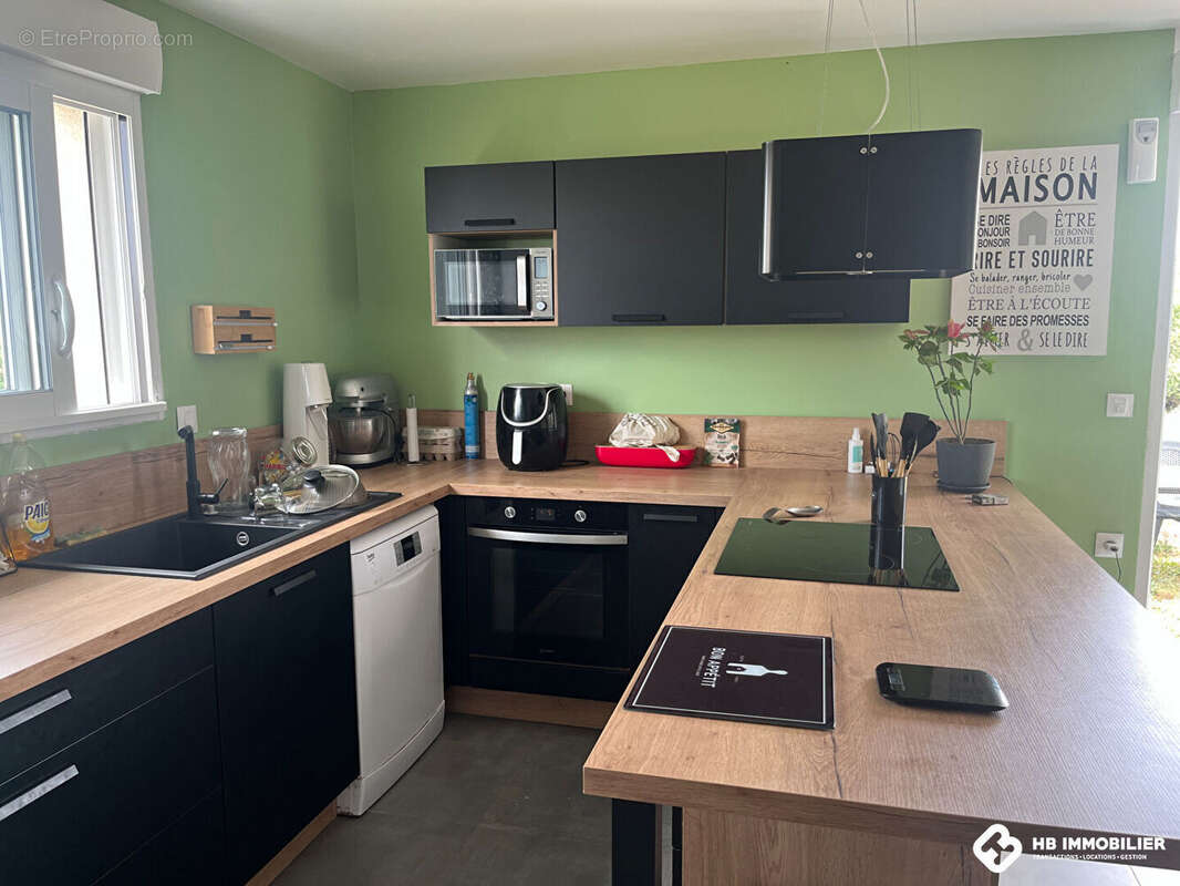 Maison à SAINT-CYR-DE-FAVIERES