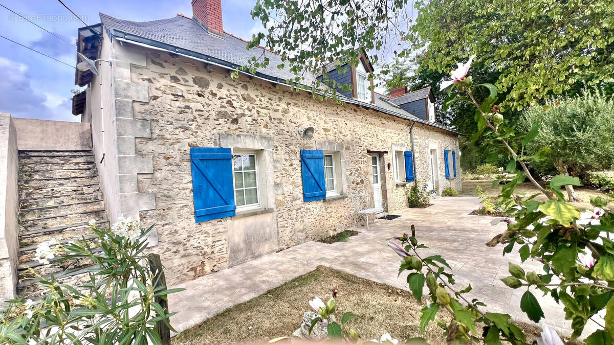 Maison à BECON-LES-GRANITS