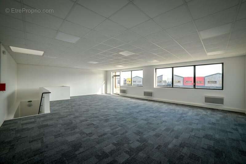 Commerce 1133 m² à Marines  - photo 7